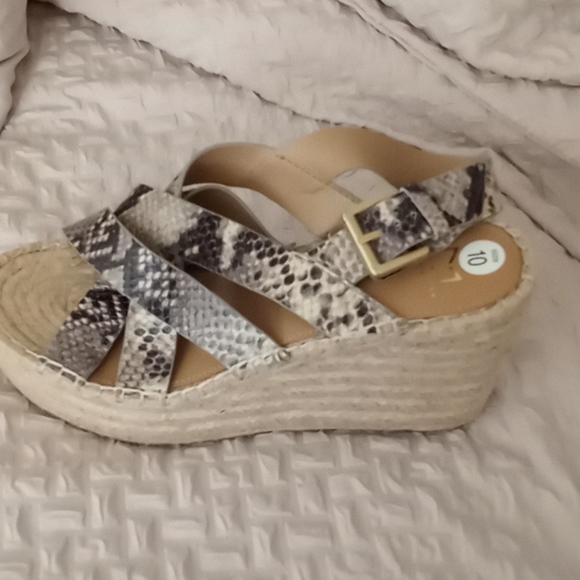 Shoes - Picture 2 of 3